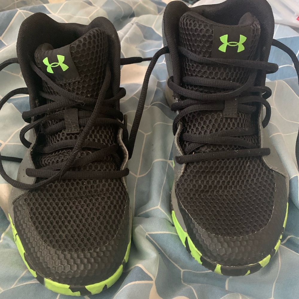 Under Armor boys basketball shoes sz 5Y